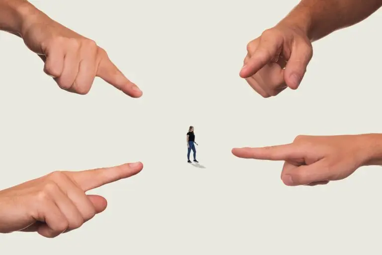 4 finger deuten auf eine perosn